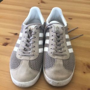 Champagne Adidas Gazelles - 8.5